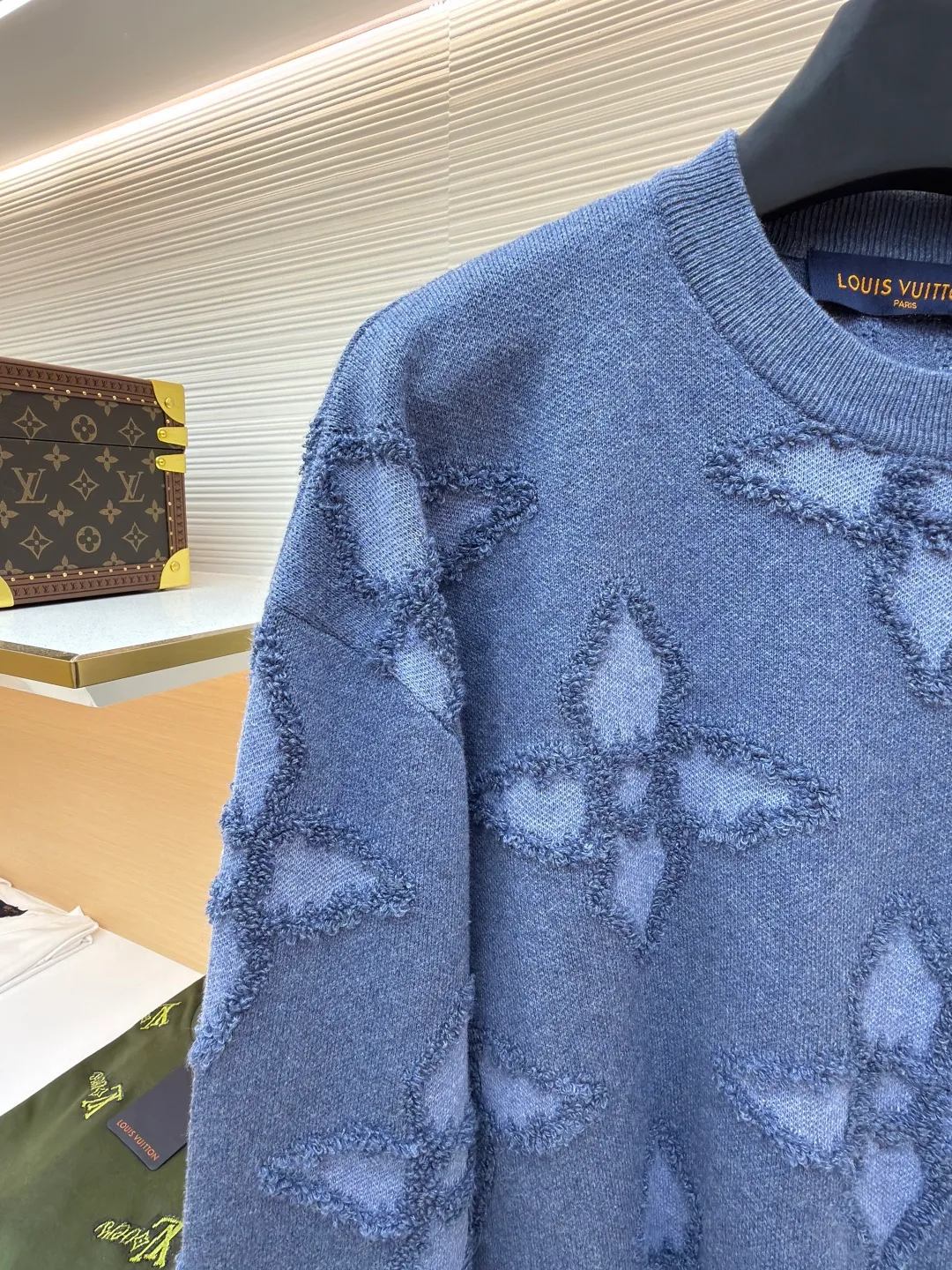 LOUIS VUITTON three-dimensional concave and convex blue flower four-leaf clover round neck sweatshirt ●Original version: purchased and developed for 12800 ●Item number: 1680927-B80 ●Fabric: knitted fabric ●Technology: jacquard production ●Version: fitted version ●Weight: about 610 grams ●Size: XS-S-M-L ●Description: Alphabet flower three-dimensional jacquard knitting, an absolute hot item! A great tool for fashionable men's and women's street photography, this blue color is really beautiful, refreshing and fashionable, and showing off your temperament. It is made from carefully selected 100% wool yarn supplied by customers. This wool has a particularly good feel. It feels soft and solid. It has elastic and pressure-resistant effect and is not easy to shrink. Big V classic jacquard logo design, the jacquard has been processed with raw edges to present a three-dimensional concave and convex effect. This graphic cotton circle has a unique jacquard signature theme. Crafted in shades of blue, it features oversized tonal Monogram Flowers all over and the V signature on the chest, outlined with a knit for a textured 3D effect. The perfect partner for or, it also matches and complements your overall look. The overall wiring is straight and delicate, the fabric is comfortable and soft, and the color is consistent without color difference. It can be matched with the same style to create a fashionable look and control various occasions. Customized accessories, complete with three standards, same style for men and women!